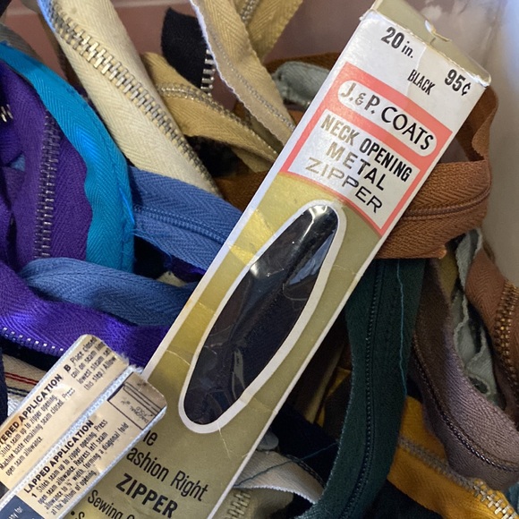 Bin of zippers - Picture 4 of 6